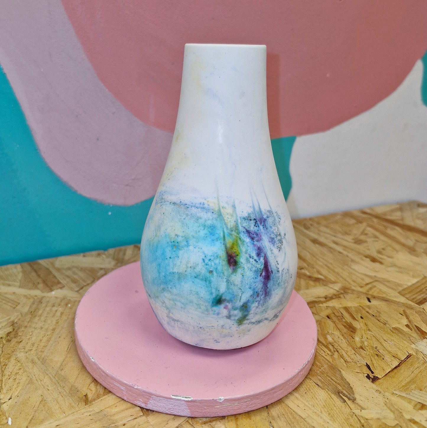 Bud vase in smudge pattern