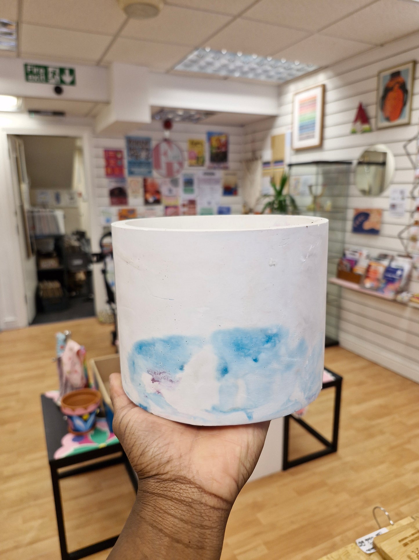 White and blue plant pot 15cm