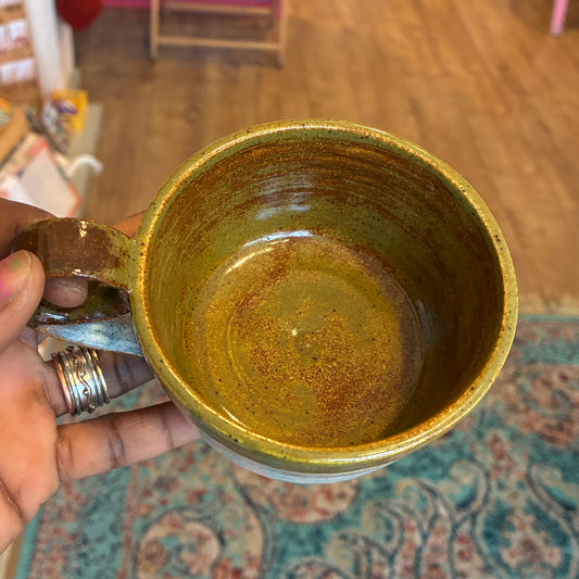 Caramel ceramic mug with roll handle