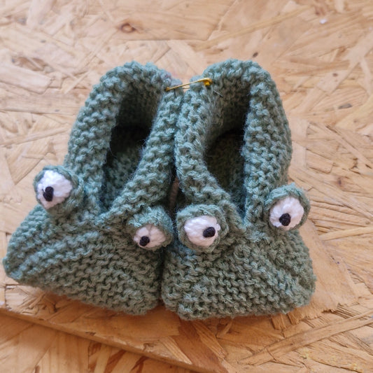 Knitted Frog baby booties